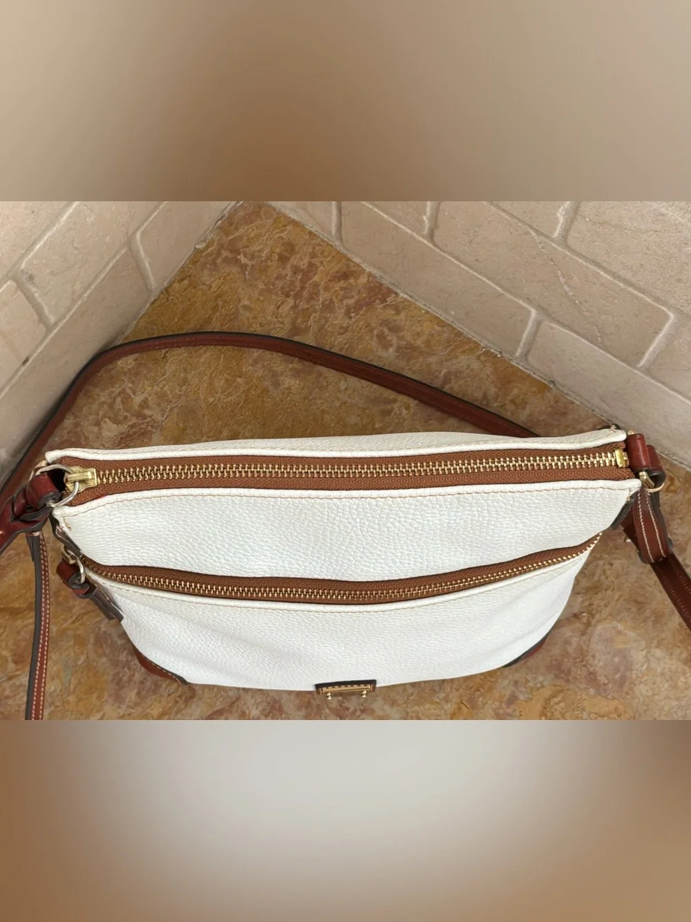💥 Dooney & Bourke Pebble Grain Leather Zip Crossbody Bag – White & Tan J13913205